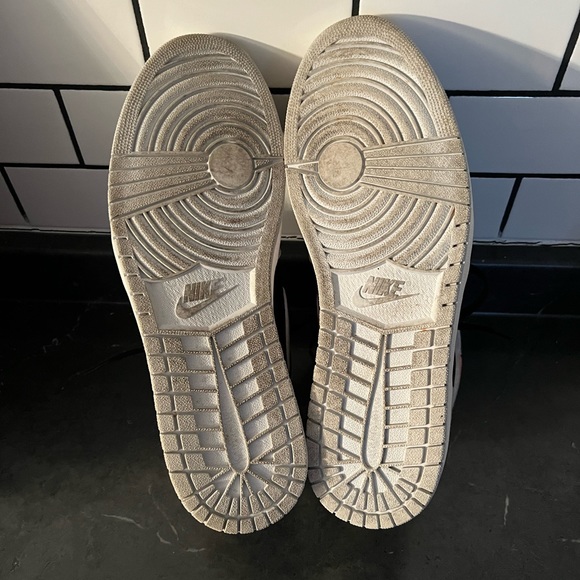 Jordan 1 Retro High “Neutral Grey Hyper Crimson” - Picture 6 of 8